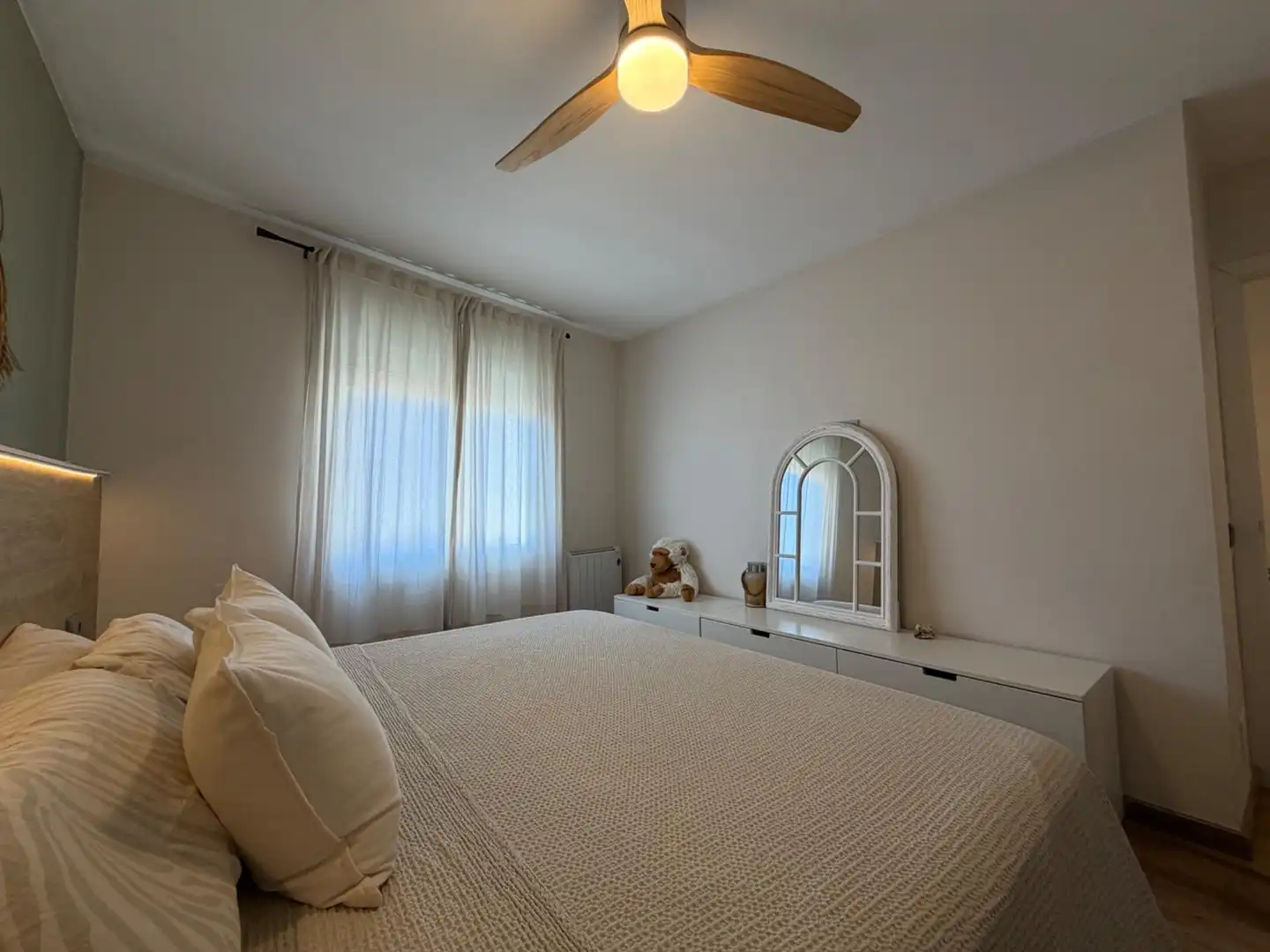 Schlafzimmer von Dachboden zum Verkauf in Mataró mit Klimaanlage, Heizung und Parkett