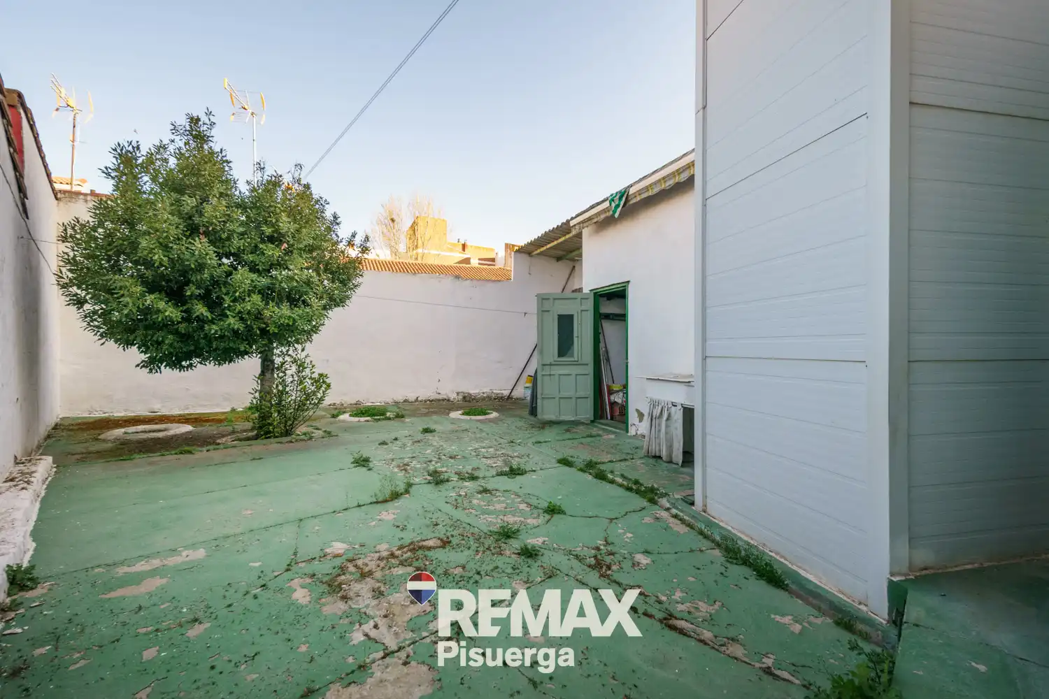 Vista exterior de Casa o xalet en venda en Venta de Baños amb Jardí privat, Terrassa i Traster