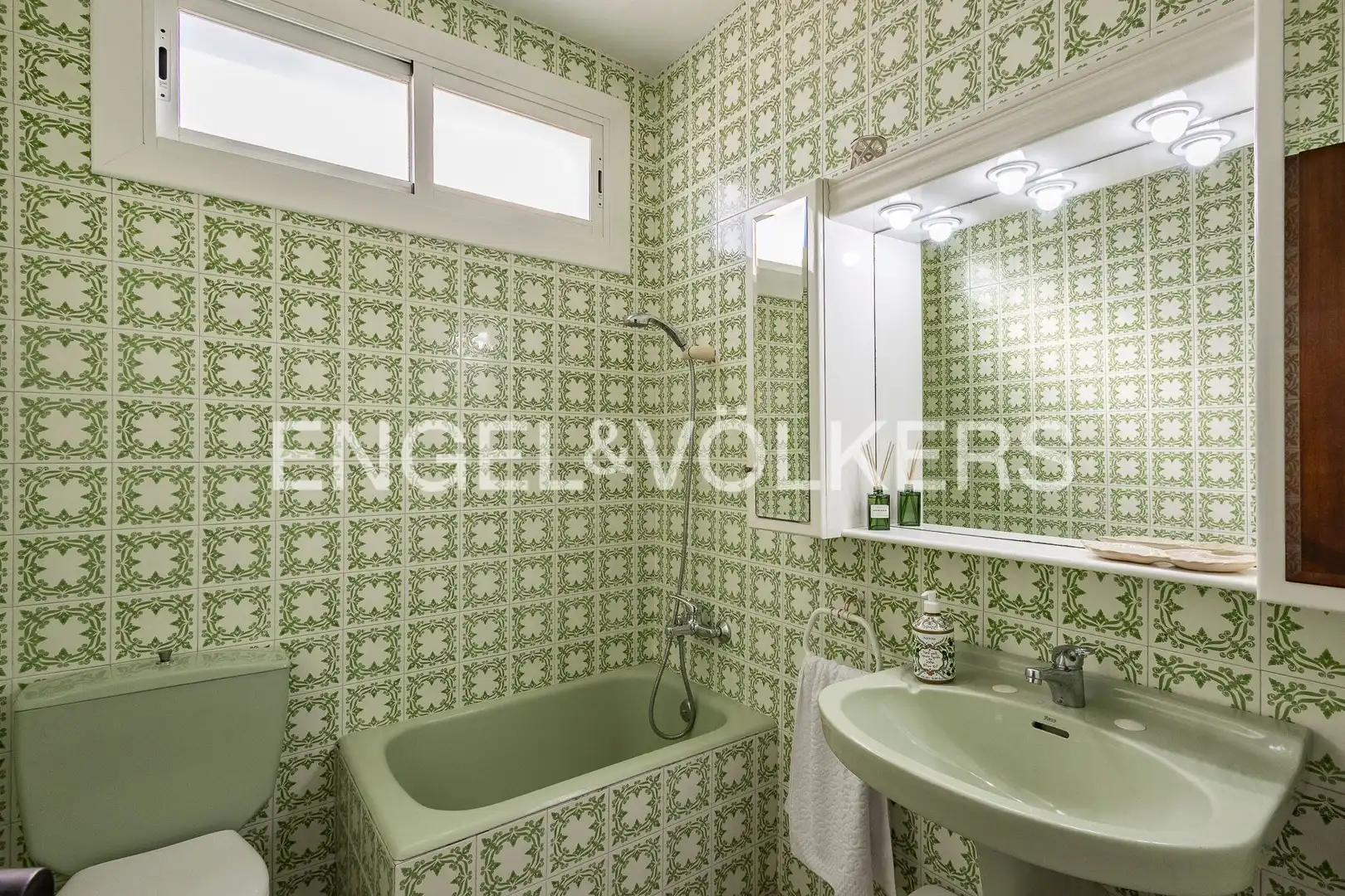Baño de Casa o chalet en venta en Vilanova i la Geltrú con Aire acondicionado, Calefacción y Jardín privado
