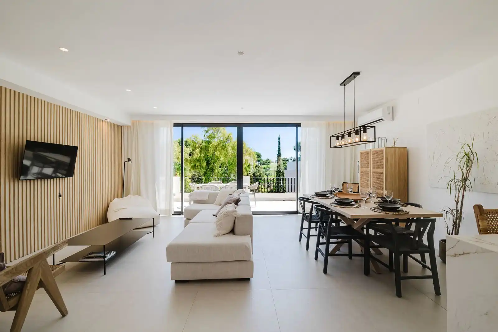 Living room of Houses for sale in Marbella  with Air Conditioner, Terrace and Community pool