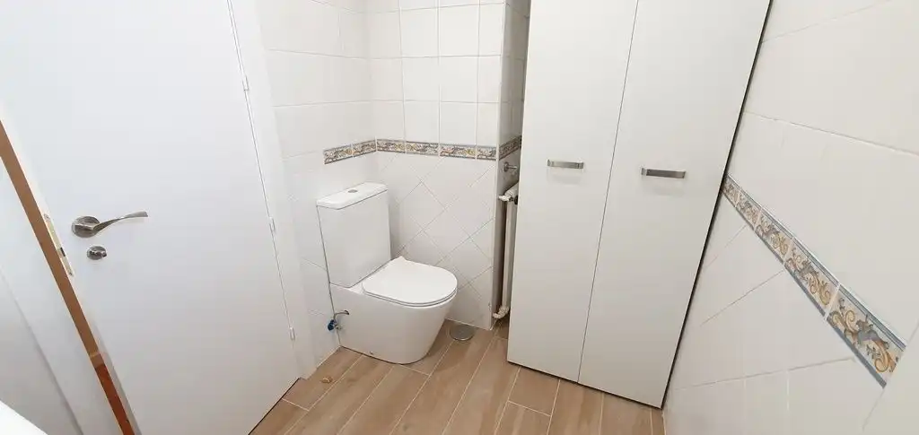 Badezimmer von Wohnungen zur Miete in Madrid mit Klimaanlage, Heizung und Parkett