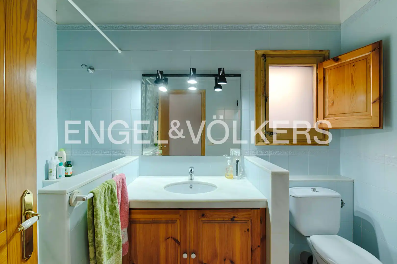 Baño de Casa adosada en venta en Cabanelles con Calefacción, Jardín privado y Terraza