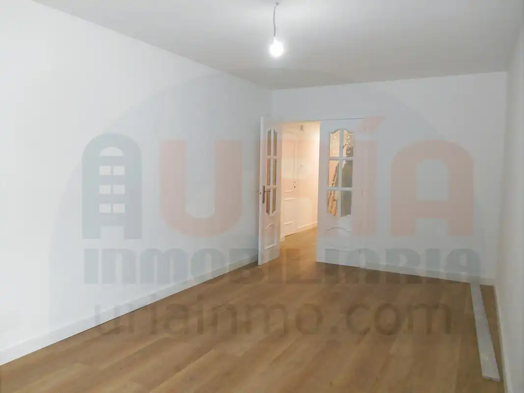 Sala d'estar de Pis en venda en Oviedo  amb Calefacció, Moblat i Forn