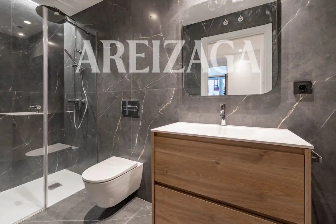Bathroom of Flat for sale in Donostia - San Sebastián   with Heating, Terrace and Balcony