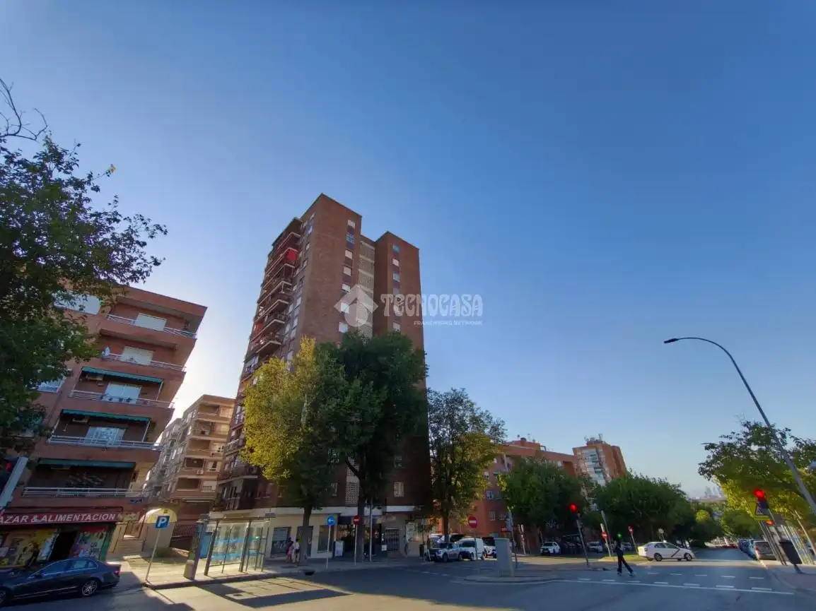 Vista exterior de Piso en venta en Madrid con Calefacción y Terraza