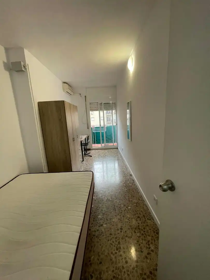 Bedroom of Flat for share in Barcelona  with Washing machine