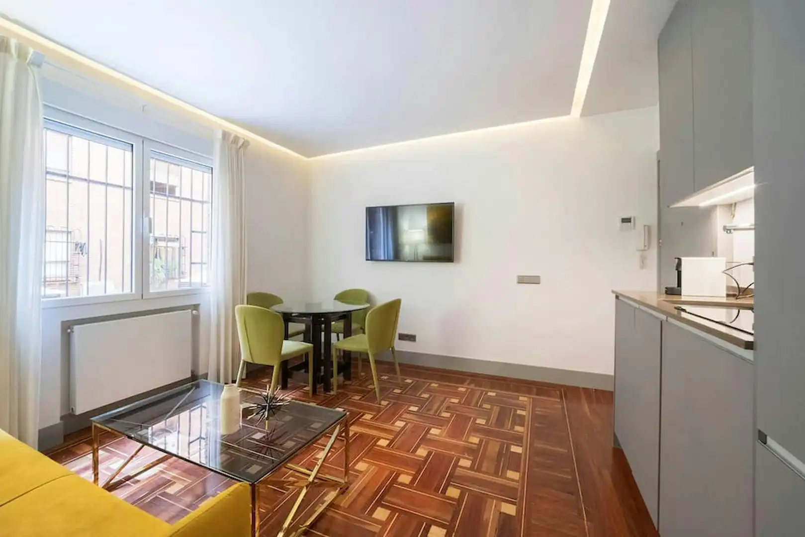 Dining room of Flat for rent in Madrid  with Air Conditioner, Washing machine and TV