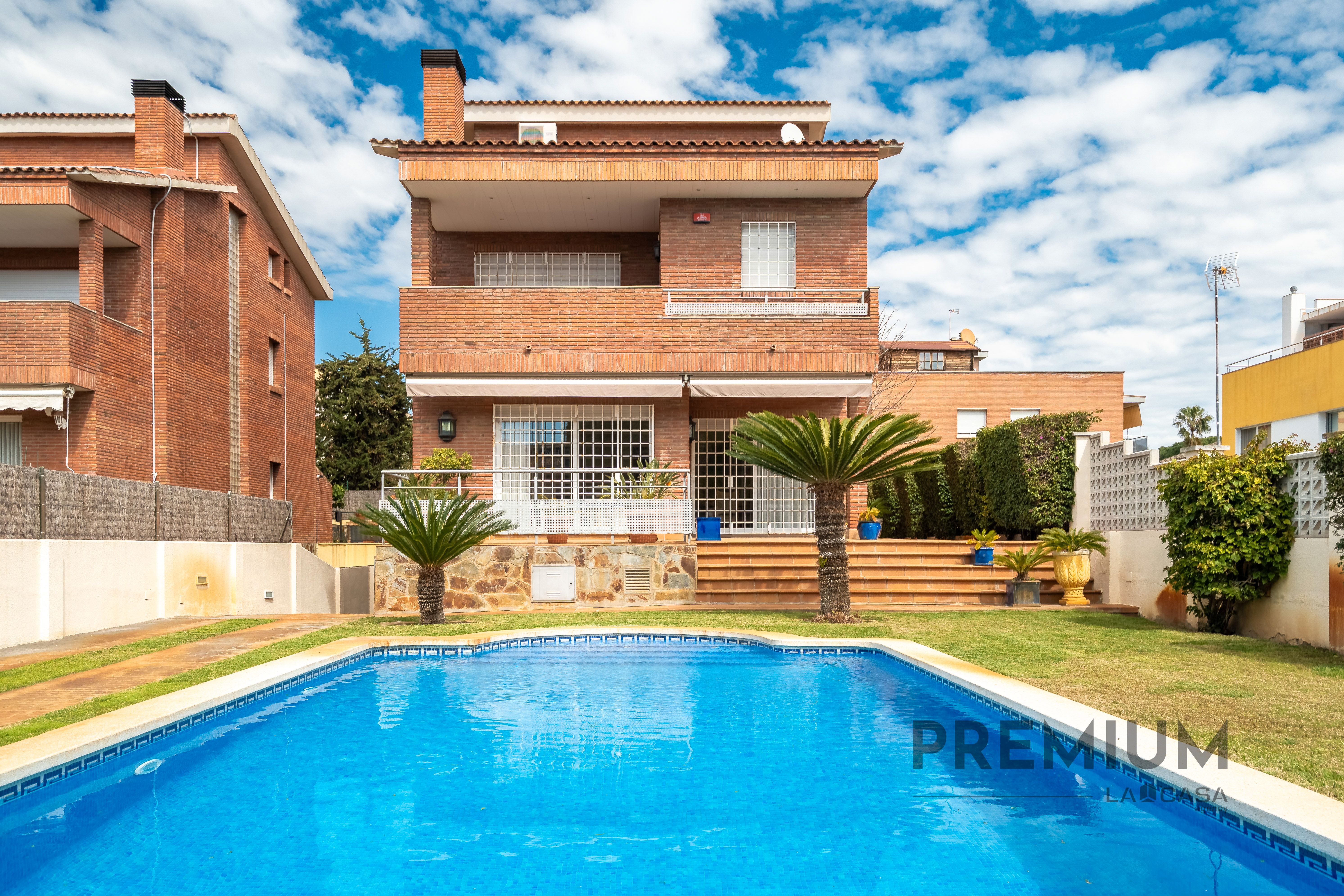 Vista exterior de Casa o xalet en venda en Castelldefels amb Calefacció, Terrassa i Traster