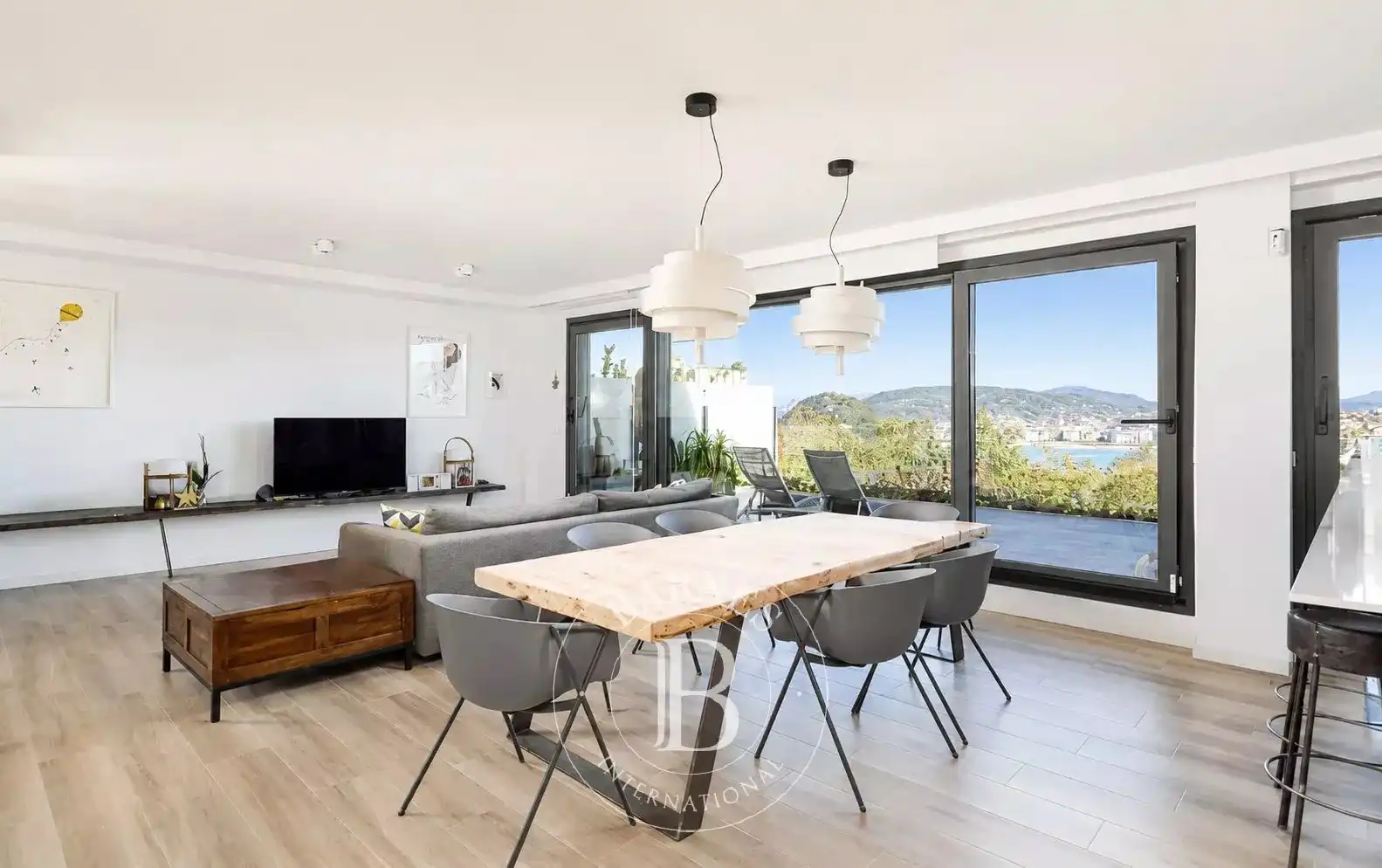 Sala d'estar de Casa o xalet en venda en Donostia - San Sebastián  amb Calefacció, Terrassa i Piscina