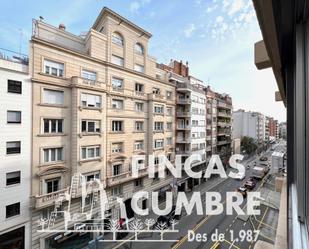 Exterior view of Flat for sale in  Barcelona Capital  with Heating, Parquet flooring and Balcony