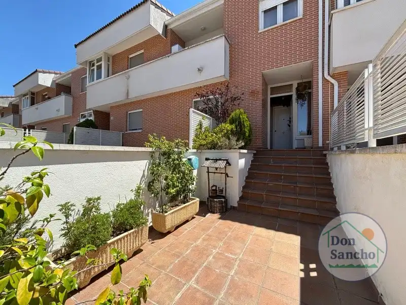 Vista exterior de Casa adosada en venta en Cabezón de Pisuerga con Calefacción, Jardín privado y Terraza