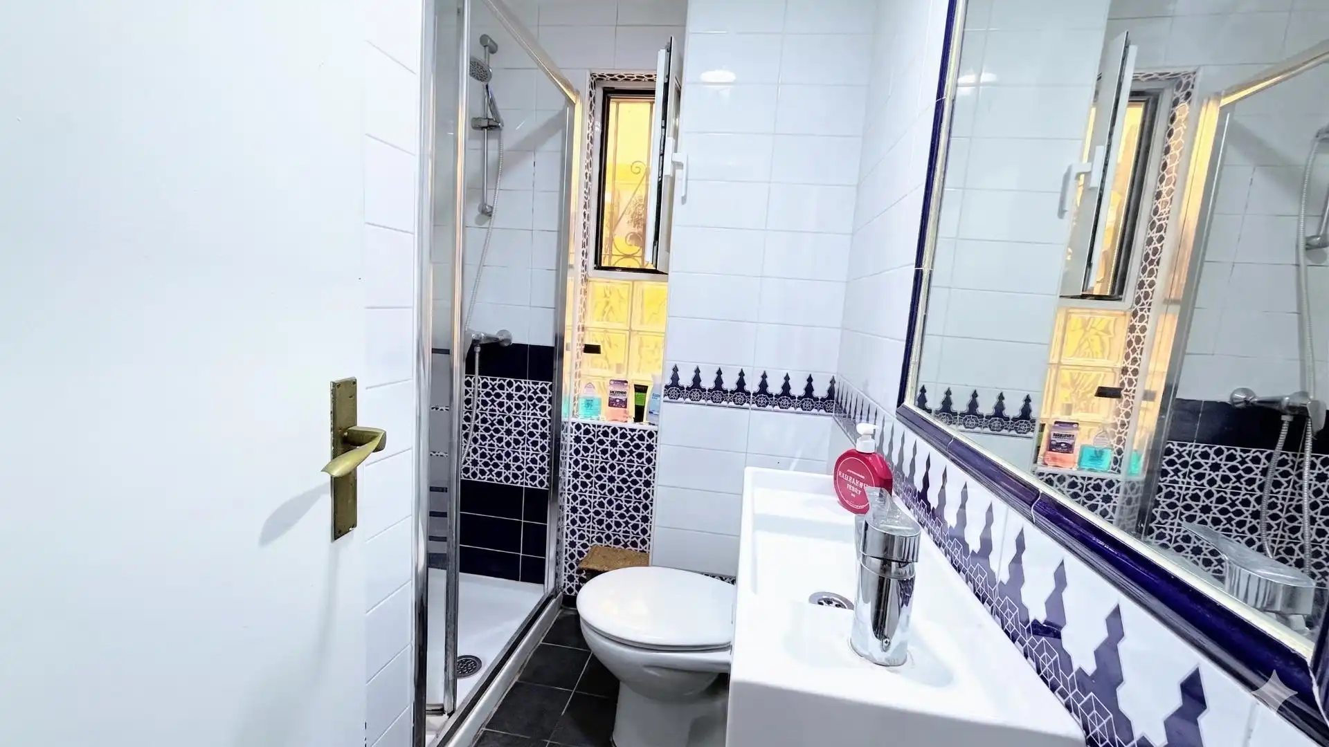 Badezimmer von Wohnung zum Verkauf in Torremolinos mit Klimaanlage, Heizung und Privatgarten