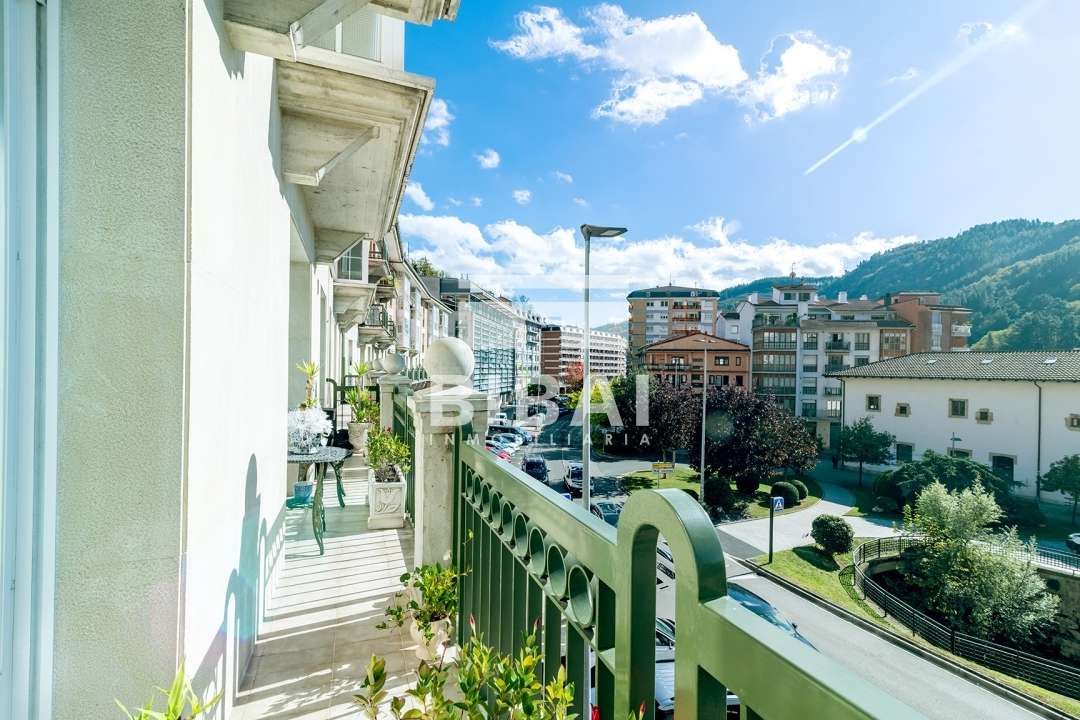 Vista exterior de Pis en venda en Arrasate / Mondragón amb Calefacció, Terrassa i Balcó