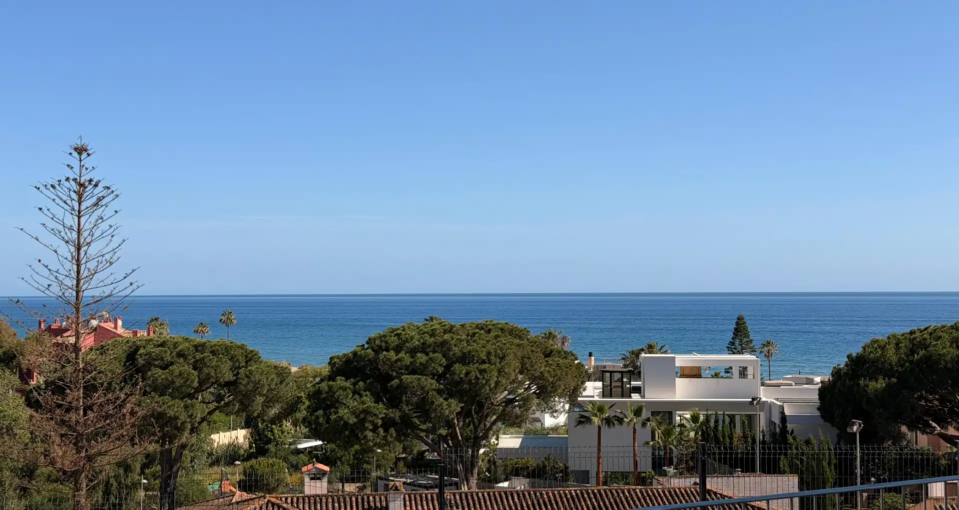 Vista exterior de Casa adosada en venda en Marbella amb Aire condicionat, Calefacció i Jardí privat