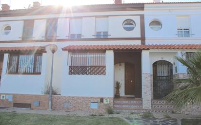 Vista exterior de Casa adosada en venda en Ayamonte amb Terrassa