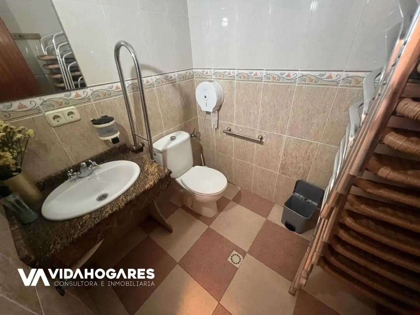 Badezimmer von Geschaftsraum zum Verkauf in Chipiona mit Klimaanlage und Terrasse