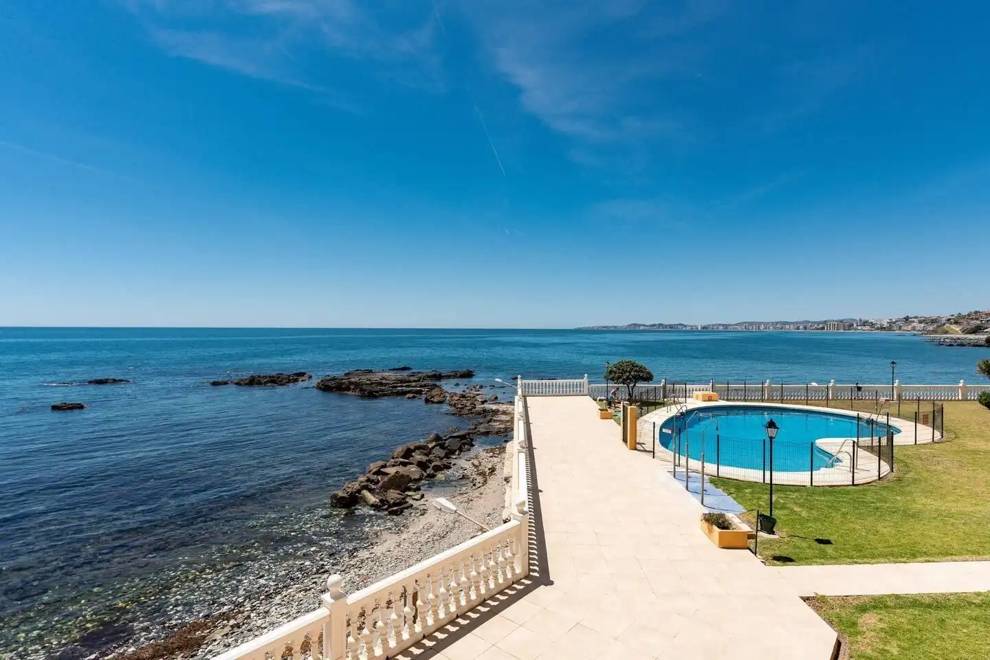 Piscina de Apartament de lloguer en Benalmádena amb Aire condicionat, Terrassa i Moblat