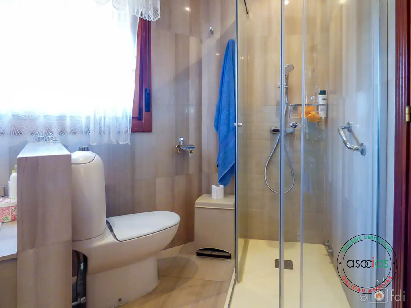 Bany de Casa o xalet en venda en Oviedo  amb Calefacció, Jardí privat i Parquet