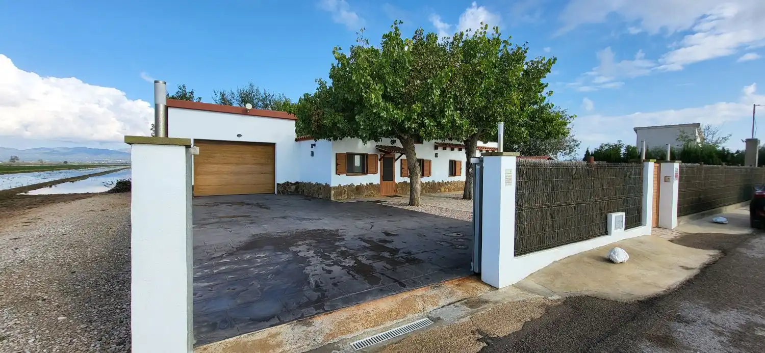Außenansicht von Haus oder Chalet zum Verkauf in Deltebre mit Klimaanlage und Abstellraum