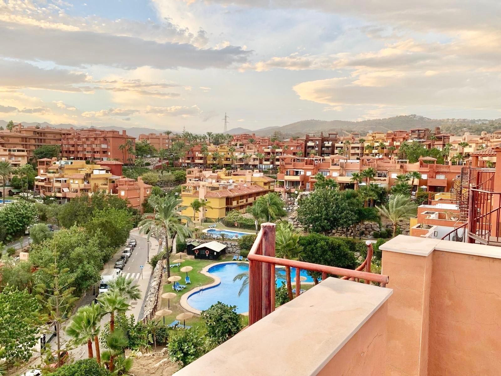 Vista exterior de Àtic de lloguer en Marbella amb Aire condicionat, Terrassa i Traster