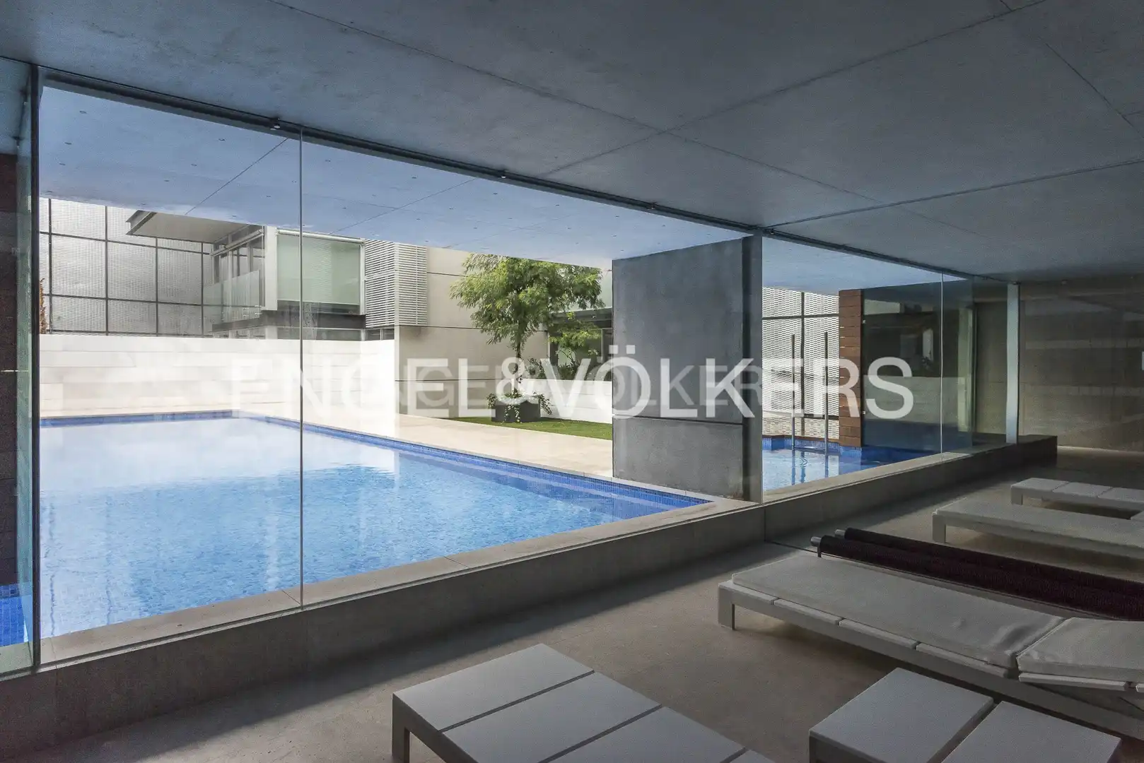 Piscina de Pis de lloguer en Madrid amb Aire condicionat, Calefacció i Jardí privat