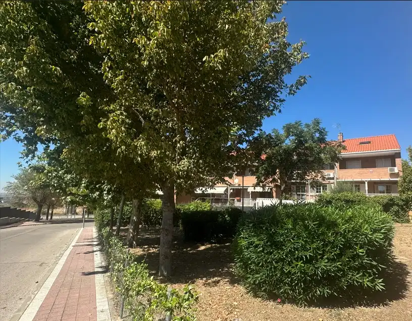Außenansicht von Einfamilien-Reihenhaus zum Verkauf in Algete mit Klimaanlage, Heizung und Privatgarten