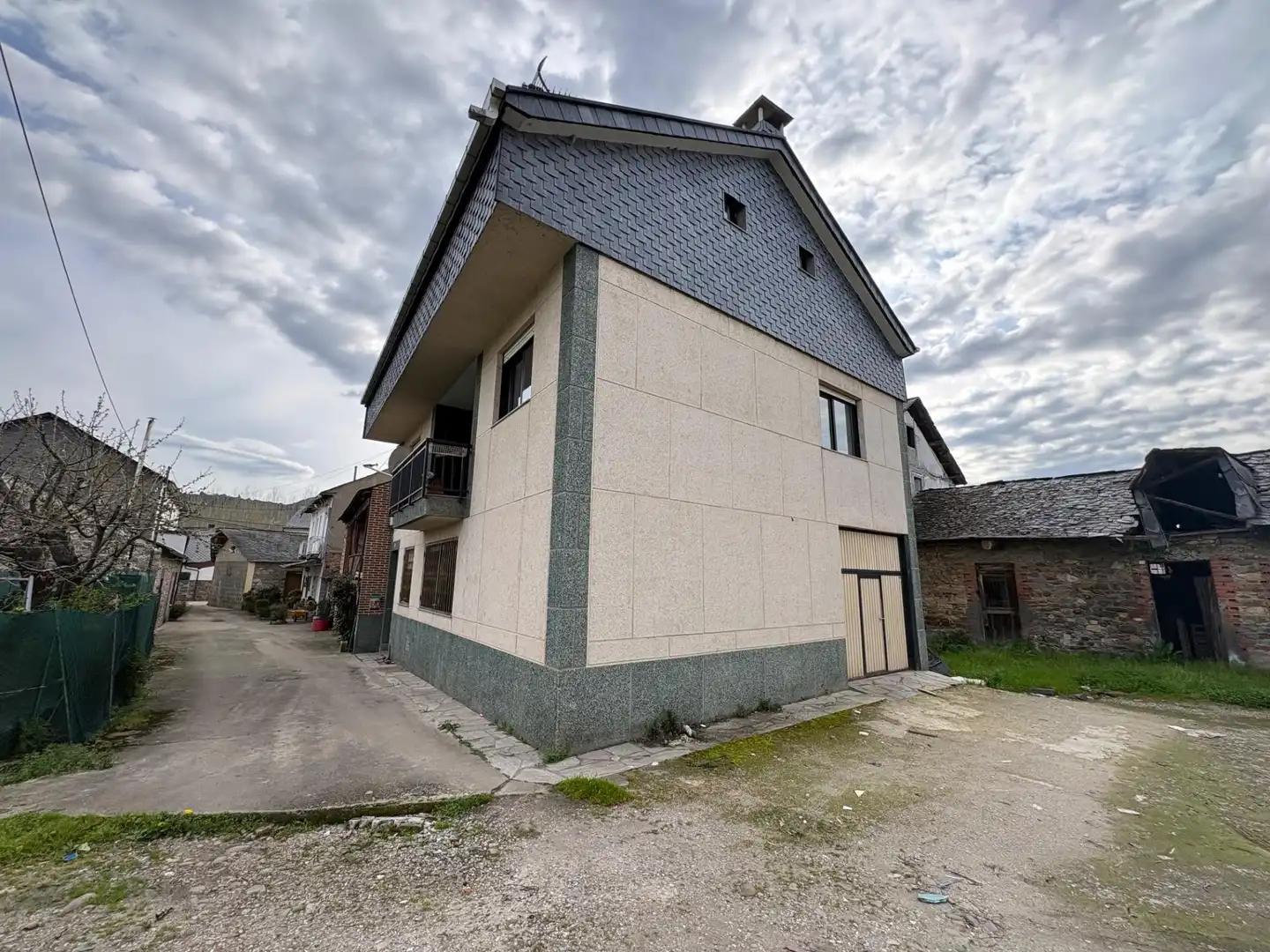 Vista exterior de Casa o chalet en venta en Carracedelo con Calefacción