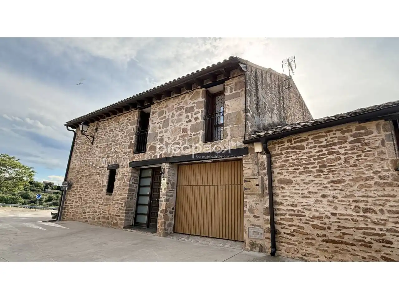 Vista exterior de Casa o xalet en venda en Undués de Lerda amb Calefacció, Jardí privat i Parquet