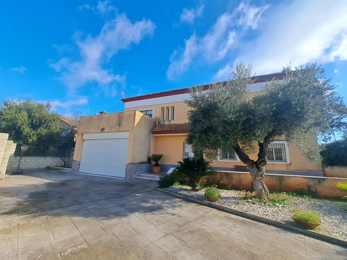 Vista exterior de Casa o xalet en venda en Dos Hermanas amb Aire condicionat, Jardí privat i Terrassa