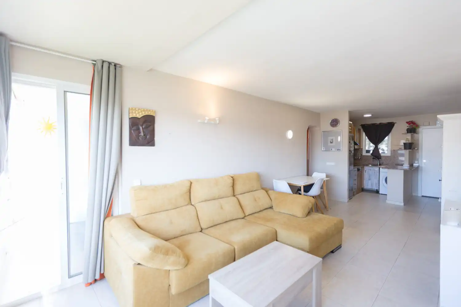 Sala d'estar de Apartament en venda en Marbella amb Aire condicionat, Terrassa i Moblat