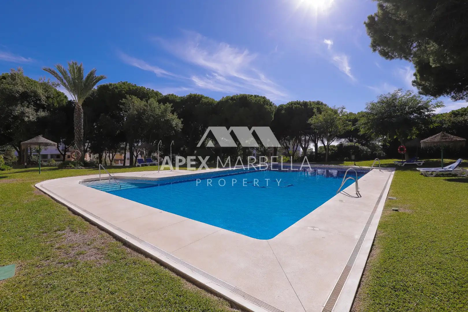 Schwimmbecken von Wohnung zum Verkauf in Marbella mit Klimaanlage, Terrasse und Möbliert