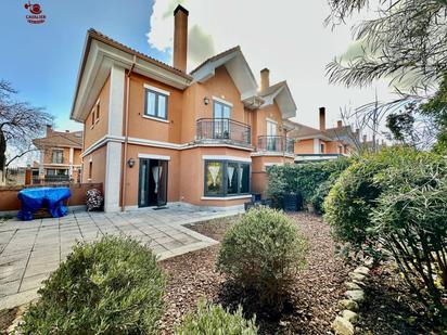 Außenansicht von Einfamilien-Reihenhaus zum verkauf in San Lorenzo de El Escorial mit Terrasse und Balkon