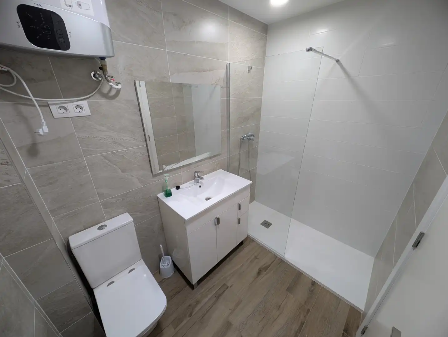 Badezimmer von Fabrikhallen zur Miete in Colindres