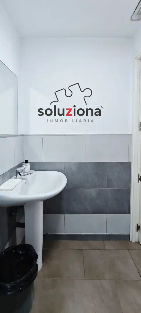 Badezimmer von Büro zur Miete in Getafe mit Klimaanlage und Heizung
