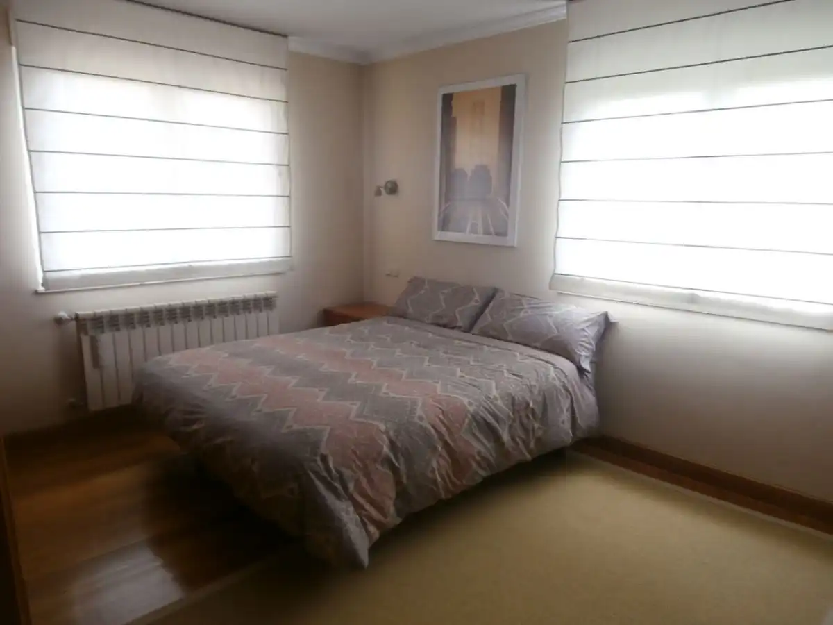 Dormitori de Casa o xalet en venda en Oviedo  amb Calefacció, Jardí privat i Terrassa