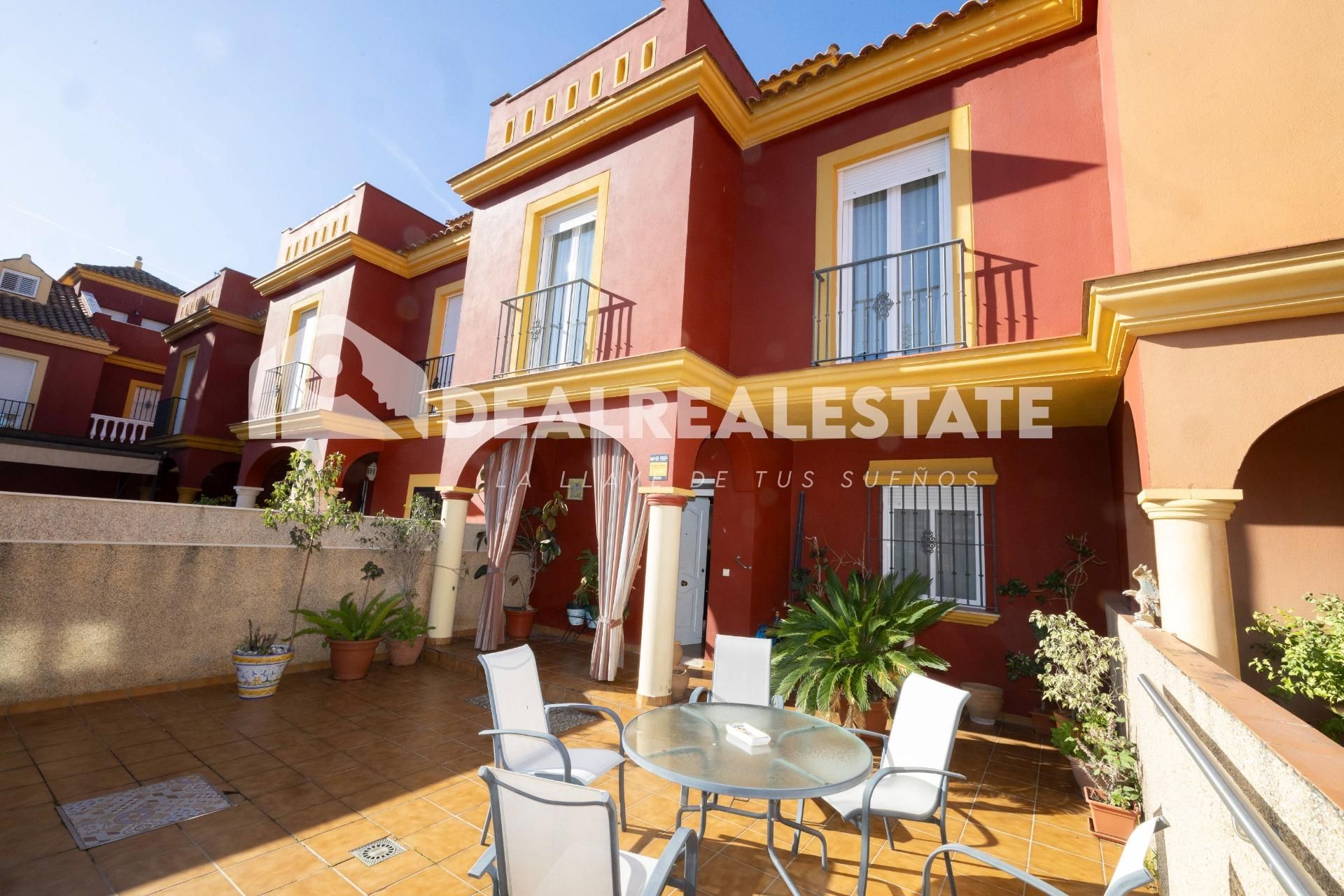Vista exterior de Casa adosada en venda en La Rinconada amb Aire condicionat, Calefacció i Terrassa