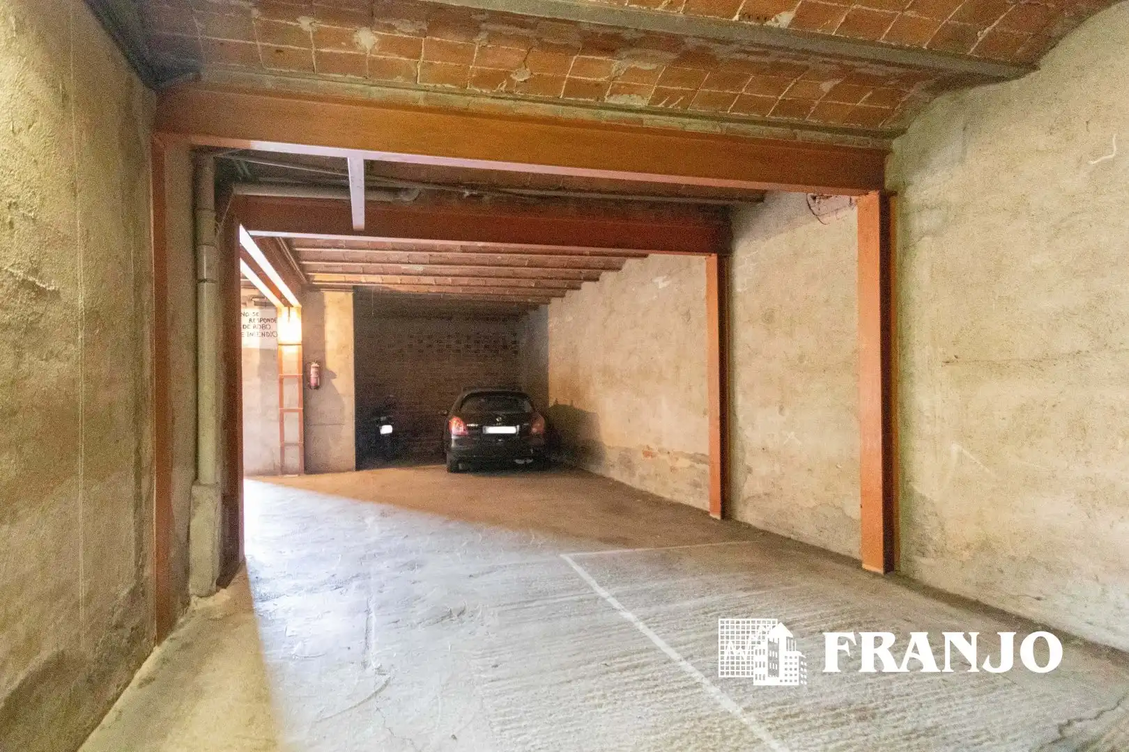 Aparcament de Casa adosada en venda en Sabadell amb Aire condicionat, Calefacció i Jardí privat