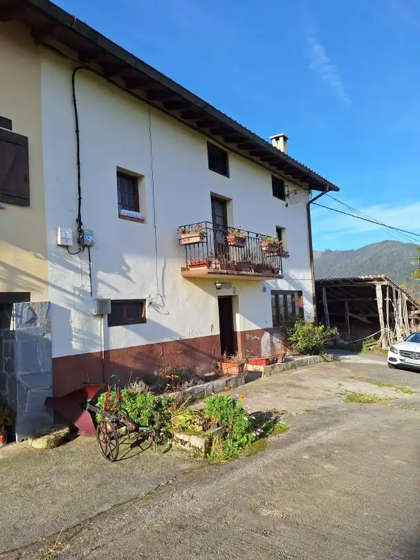 Vista exterior de Casa adosada en venda en Markina-Xemein amb Jardí privat