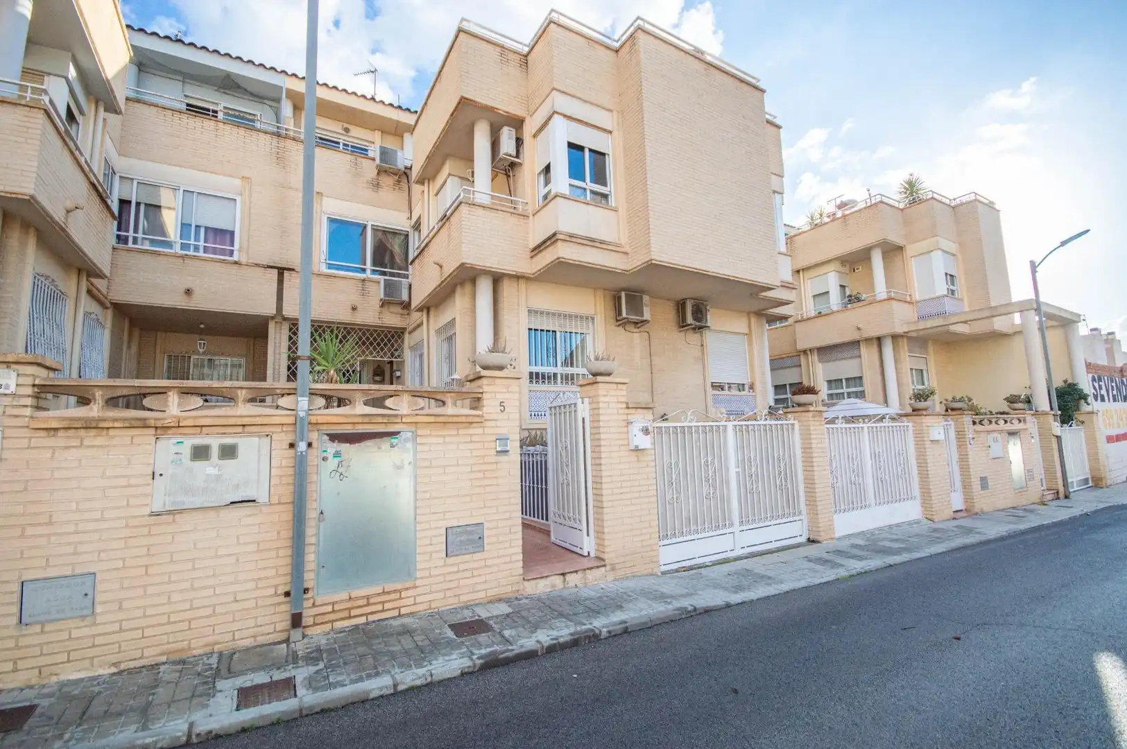 Vista exterior de Casa adosada en venta en Elda con Aire acondicionado, Terraza y Trastero