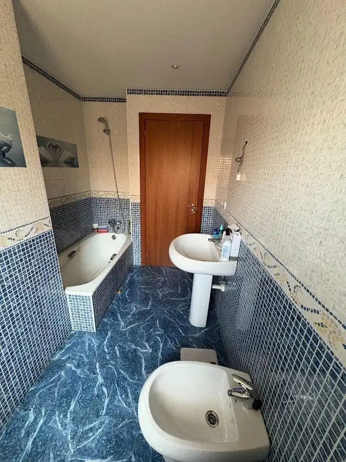Badezimmer von Einfamilien-Reihenhaus zum Verkauf in Valladolid mit Klimaanlage, Heizung und Privatgarten