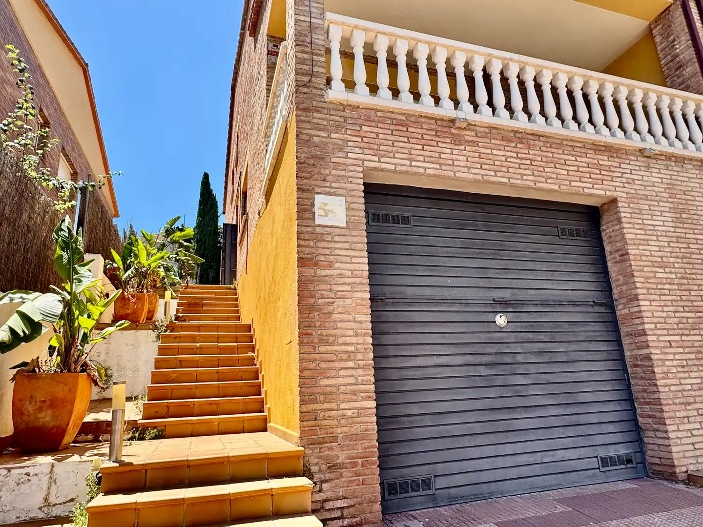 Außenansicht von Einfamilien-Reihenhaus zum Verkauf in Calafell mit Heizung, Privatgarten und Terrasse