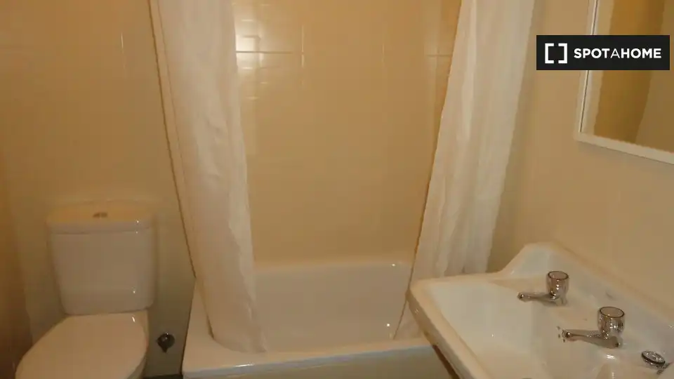Bathroom of Flat for share in Centro