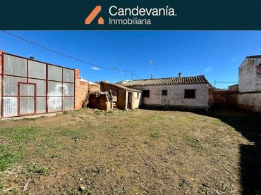 Casa amb jardí en venda a Zuera
