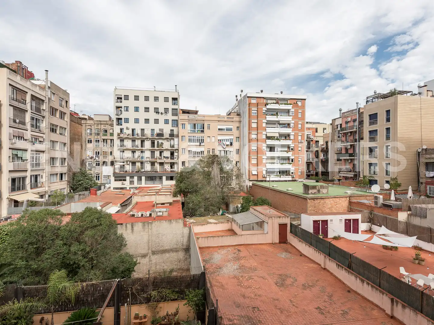 Außenansicht von Wohnung zum Verkauf in Barcelona mit Klimaanlage, Heizung und Terrasse
