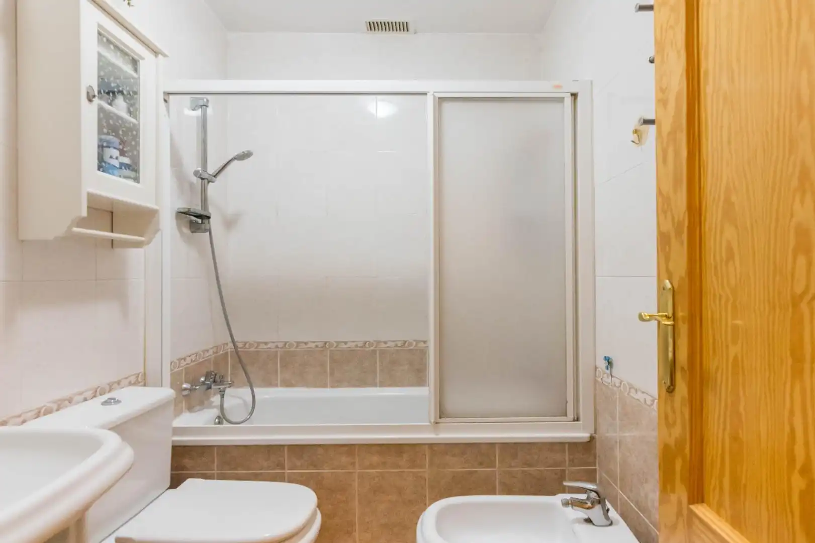 Badezimmer von Einfamilien-Reihenhaus zum Verkauf in Murcia mit Klimaanlage, Privatgarten und Terrasse