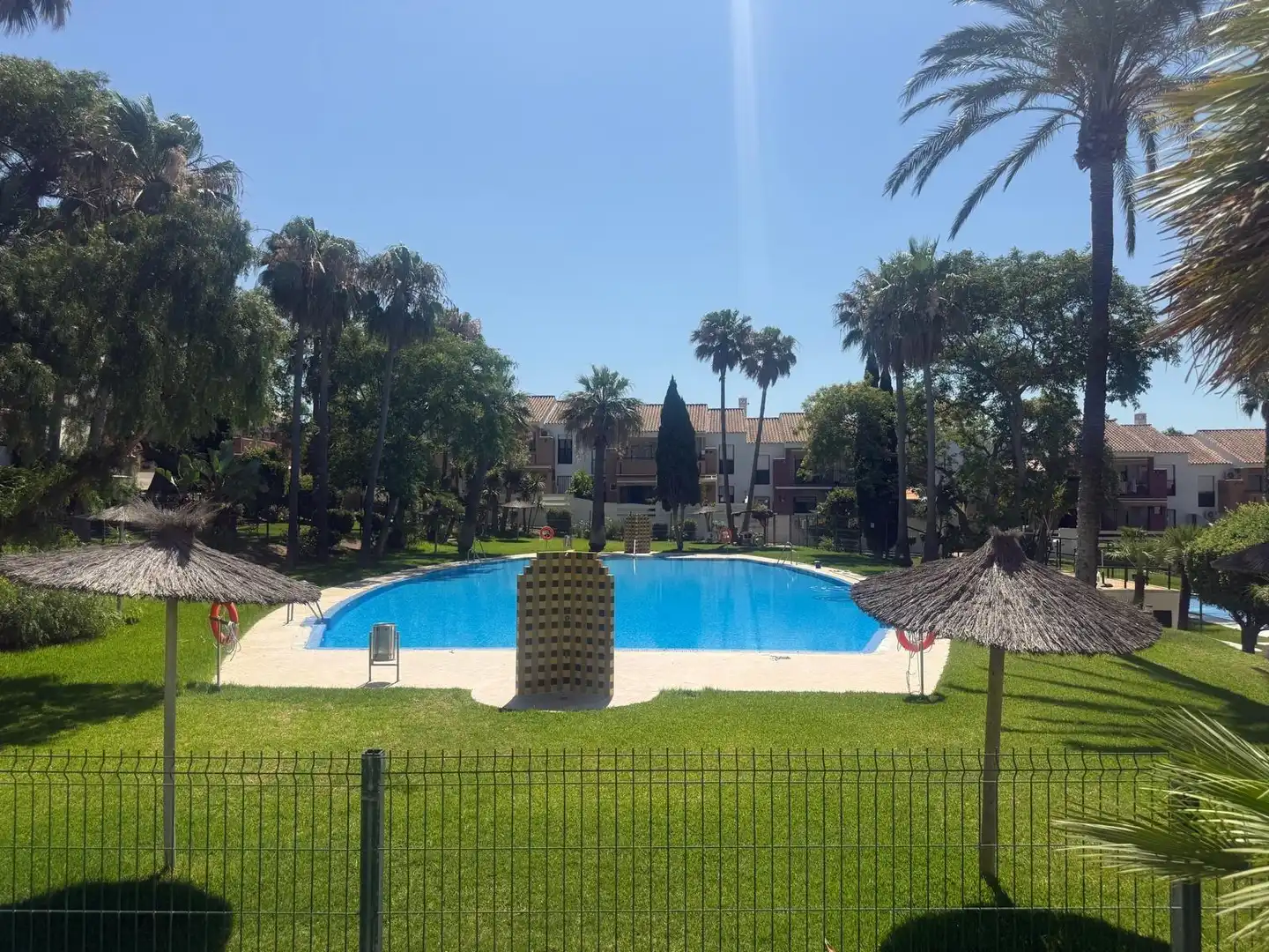 Piscina de Casa adosada en venda en Chiclana de la Frontera amb Aire condicionat, Calefacció i Jardí privat