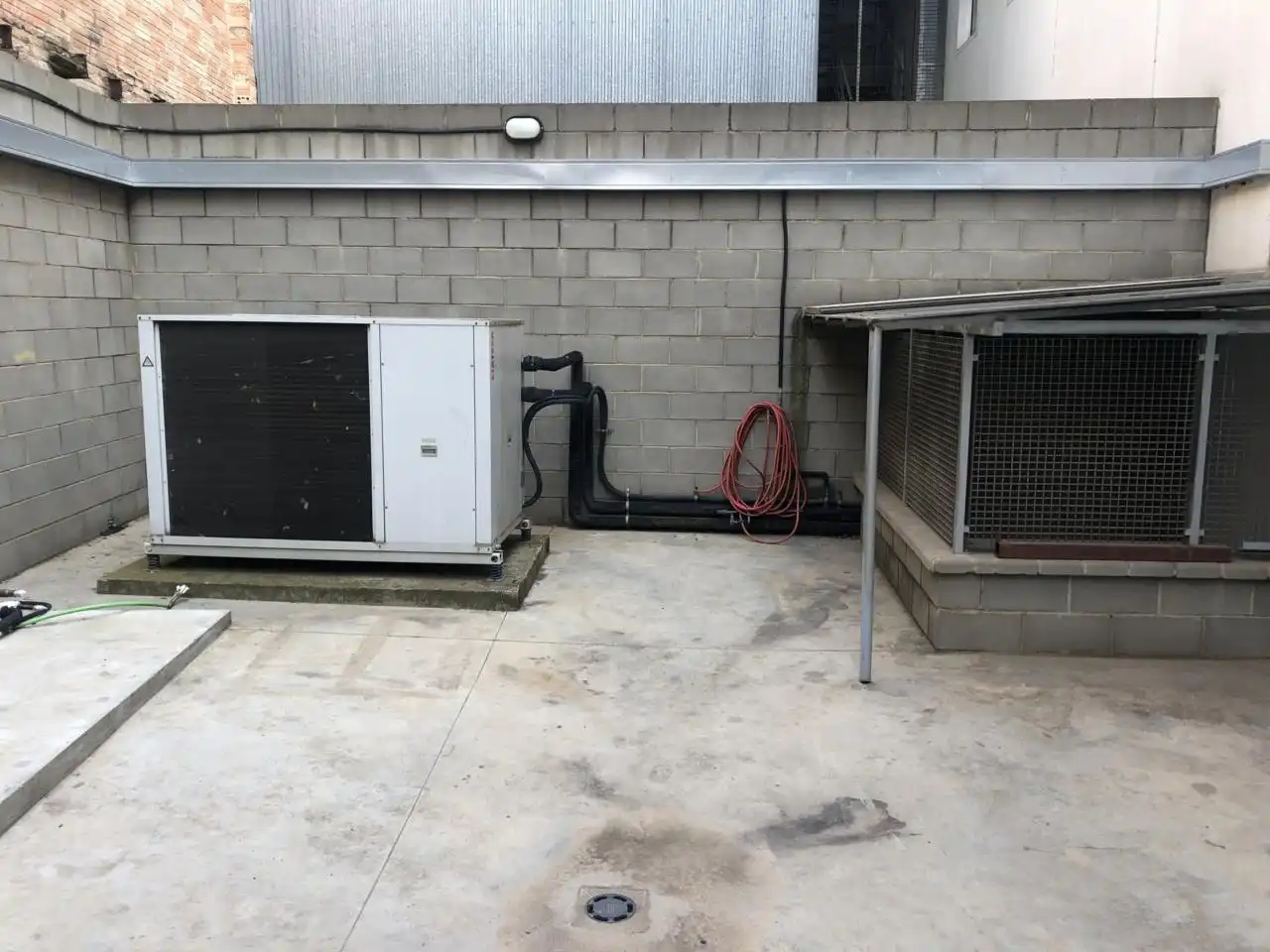 Nau industrial de lloguer en Barcelona amb Calefacció i Alarma