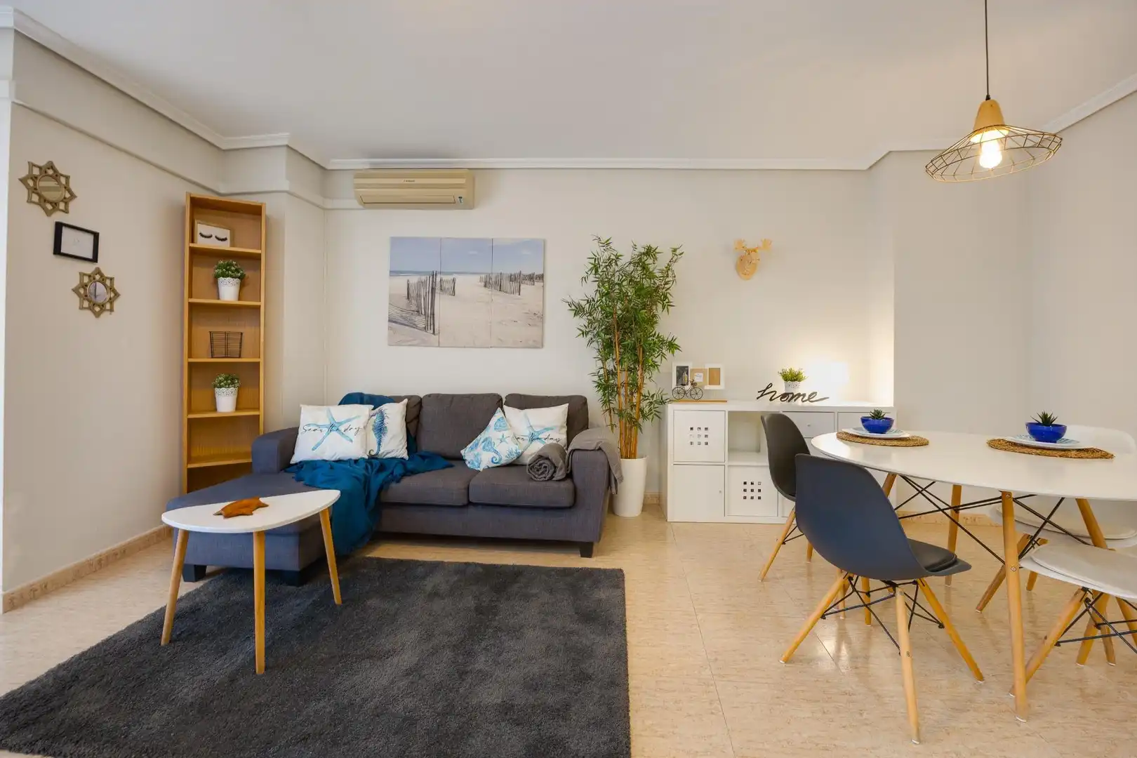 Sala d'estar de Apartament en venda en Torrevieja amb Aire condicionat, Terrassa i Moblat