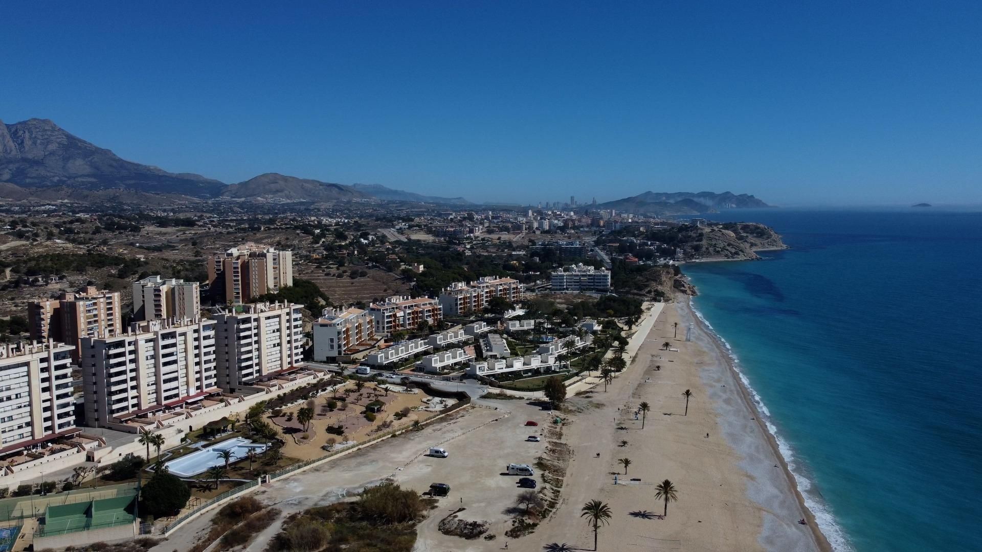 Vista exterior de Casa o xalet en venda en Villajoyosa / La Vila Joiosa amb Aire condicionat, Calefacció i Jardí privat