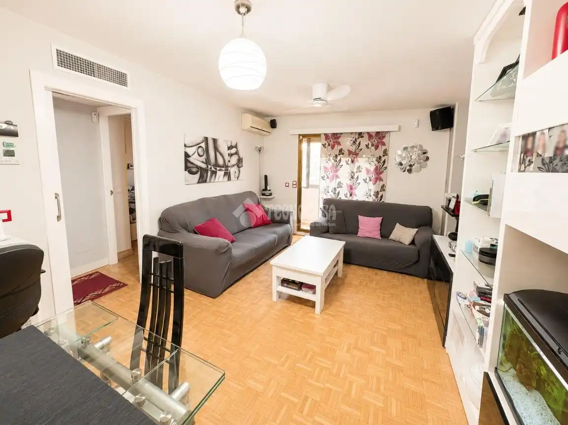 Sala de estar de Piso en venta en San Fernando de Henares con Aire acondicionado, Calefacción y Parquet